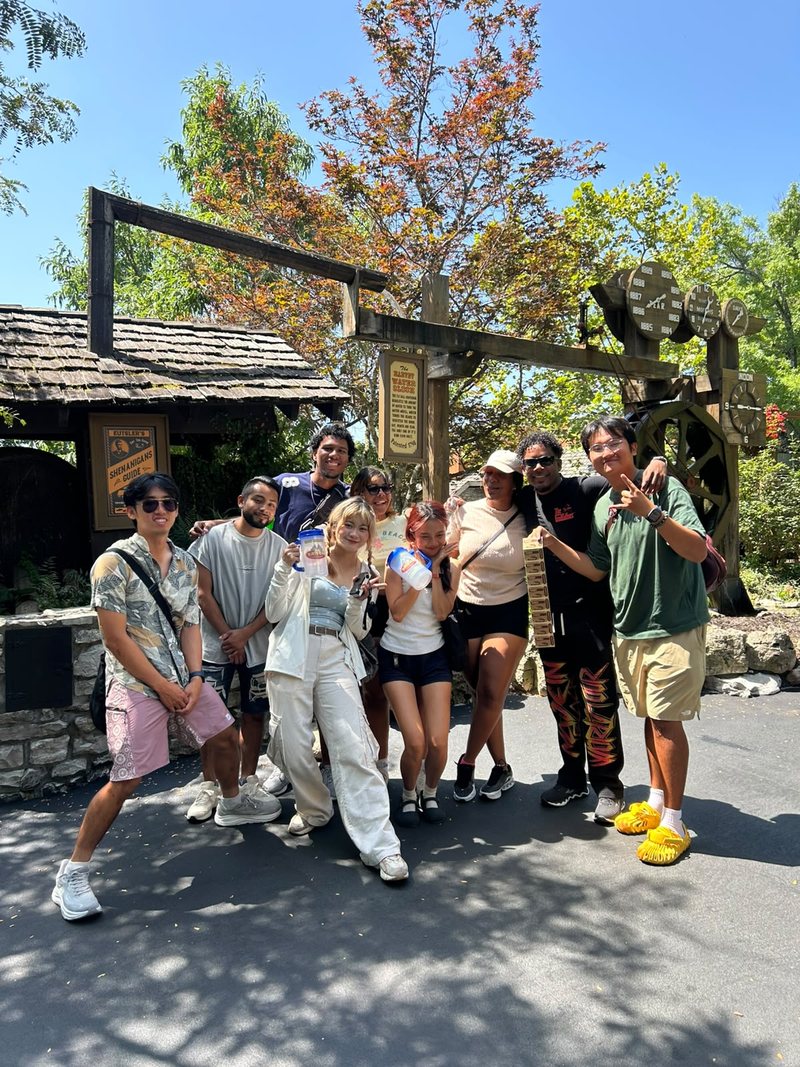 Grupo de amigos posando juntos en una atracción al aire libre en Branson, Misuri.