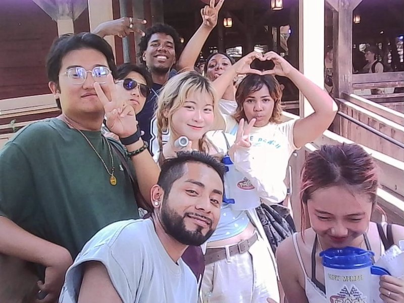 Grupo de amigos posando juntos en una pasarela de madera en Branson, Misuri.